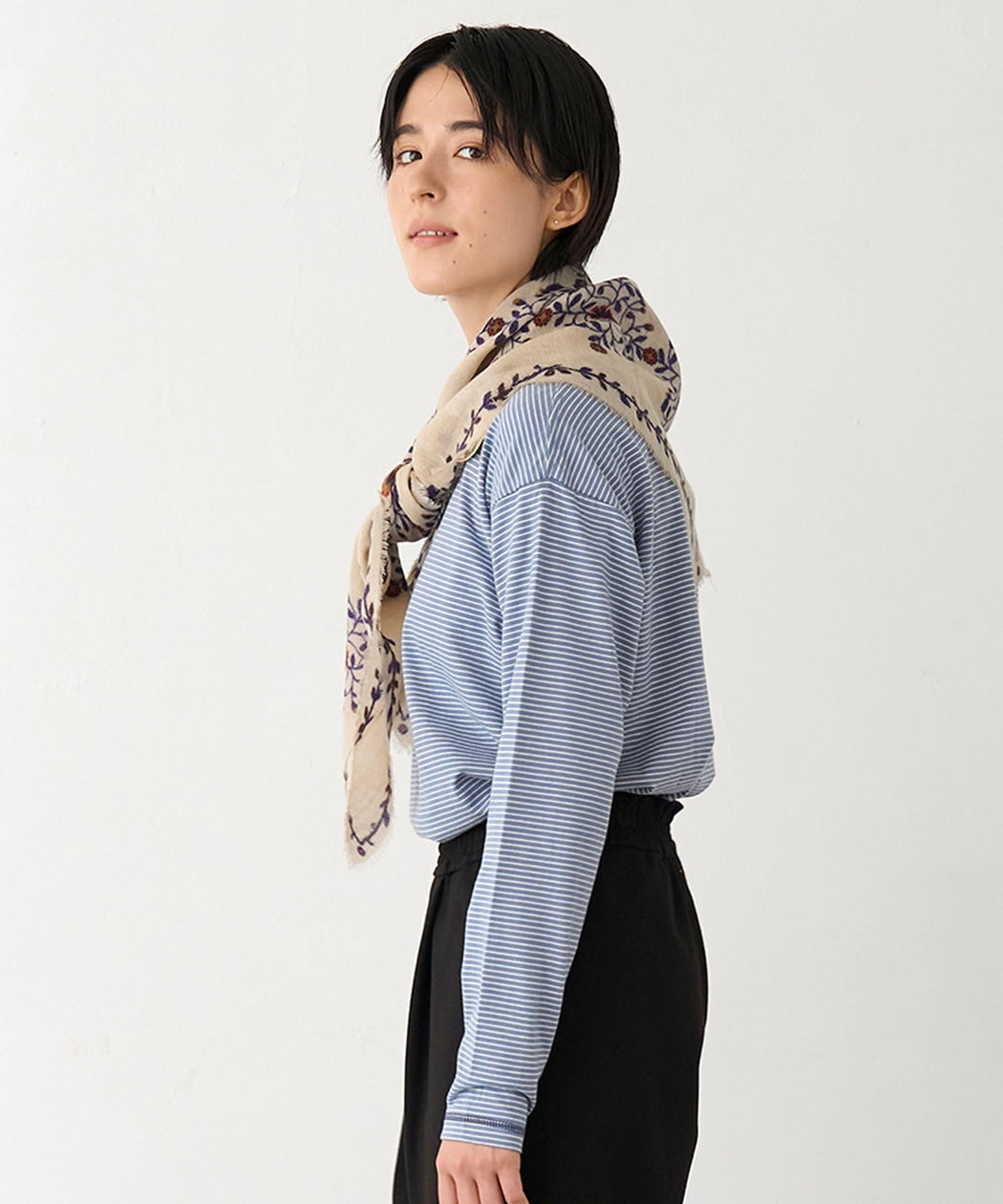【moismont】花柄スカーフ(90×90) - LA MARINE FRANCAISE＠ベージュ：H166 着用サイズ：F